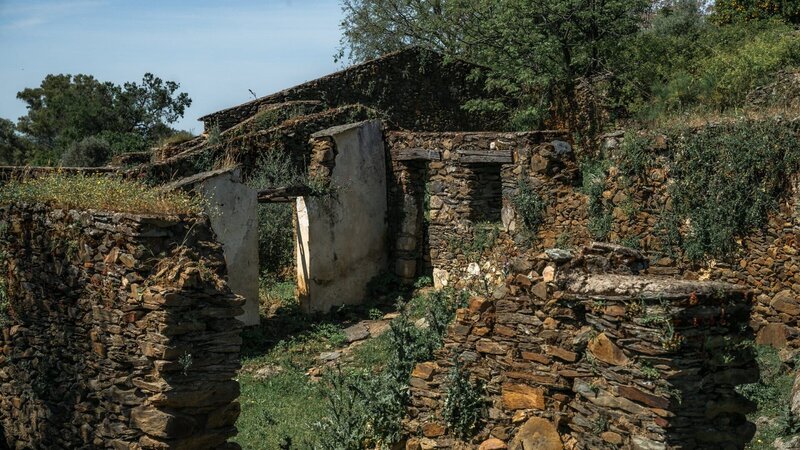 In den 1950er-Jahren enteignet Diktator Francisco Franco die Bewohner von Granadilla. Das Dorf stirbt langsam aus. Für die Bewohner bis heute eine tiefe Wunde. – Bild: ZDF und Martin Kaeswurm, Doclights