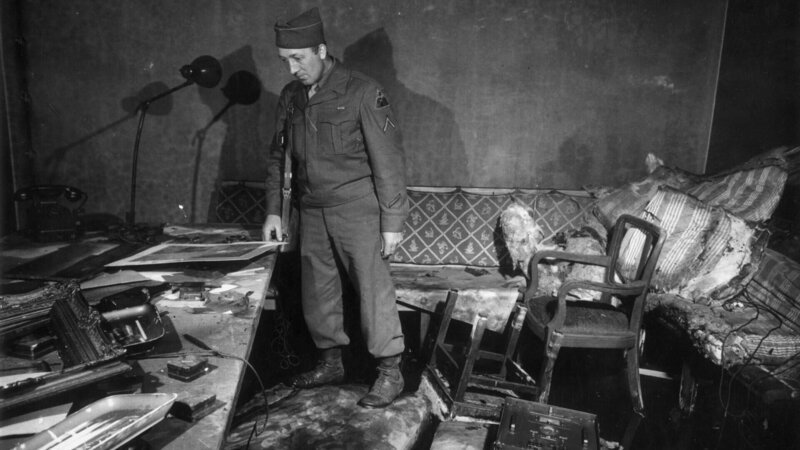Nach Kriegsende besichtigen amerikanische Soldaten im Zentrum Berlins den Bunker der ehemaligen Reichskanzlei. Hier, unter meterdickem Stahlbeton, verbrachten Adolf Hitler und sein Gefolge ihre letzten Tage. – Bild: ZDF und Hulton Archive /​ Haacker