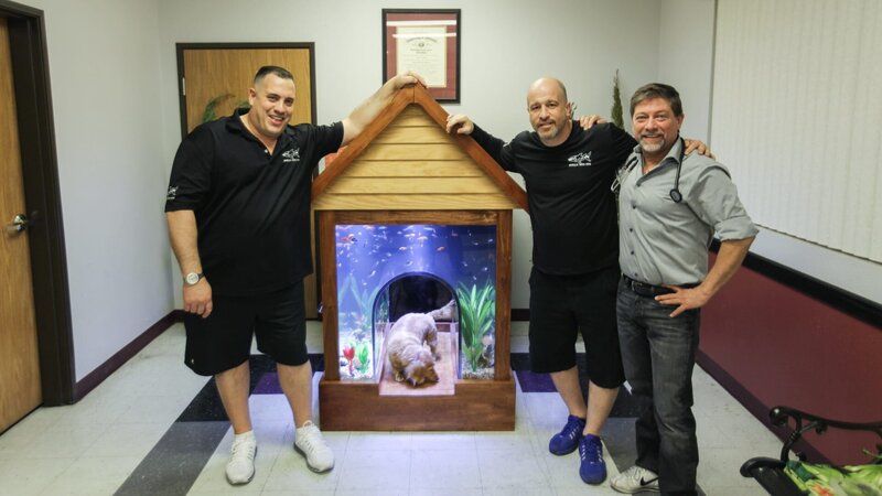 Wayde King, Brett Raymer and the client with the completed dog house tank. – Bild: Animal Planet /​ Discovery Communications