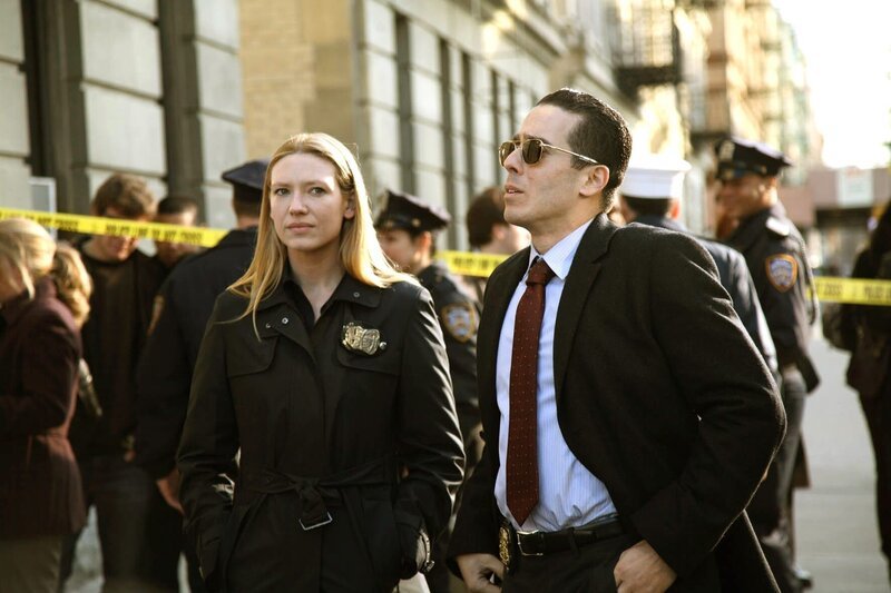 Anna Torv, Kirk Acevedo – Bild: PLURIMEDIA (Warner Bros)