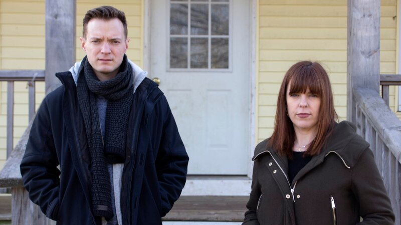 Adam Berry and Amy Bruni pose in front of the house during the day. – Bild: Destination America /​ Discovery Communications