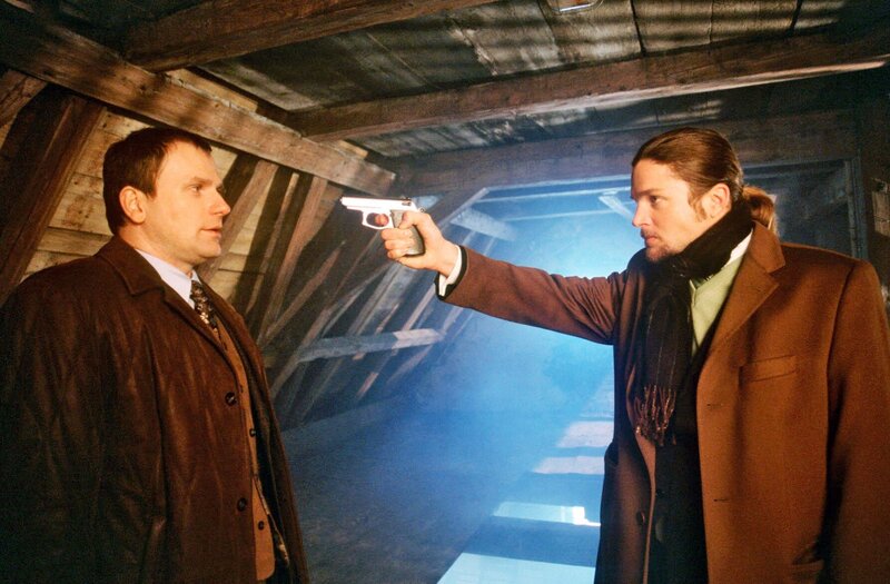 „Der Bulle von Tölz – Liebesleid“, Als Britta Aumüller, Sekretärin des Bauunternehmers Zechl, bei Wachtmeister Pfeiffer einen Diebstahl melden will, bricht sie auf dem Kommissariat plötzlich zusammen. Die Frau stirbt an den Folgen einer Vergiftung. Erste Ermittlungen führen Benno und Sabrina auf den Hof, den Britta gemeinsam mit zwei Frauen und einem Mann in Form einer Landkommune bewohnt hat. Dabei wird schnell klar, dass zwischen den Kommunarden einiges im Argen liegt: Eifersucht und Misstrauen trüben die alten Ideale.Im Bild (v.li.): Thomas Limpinsel (Lothar Zechl), Peter Ketnath (Martin Engelmann). – Bild: ORF/​SAT.1