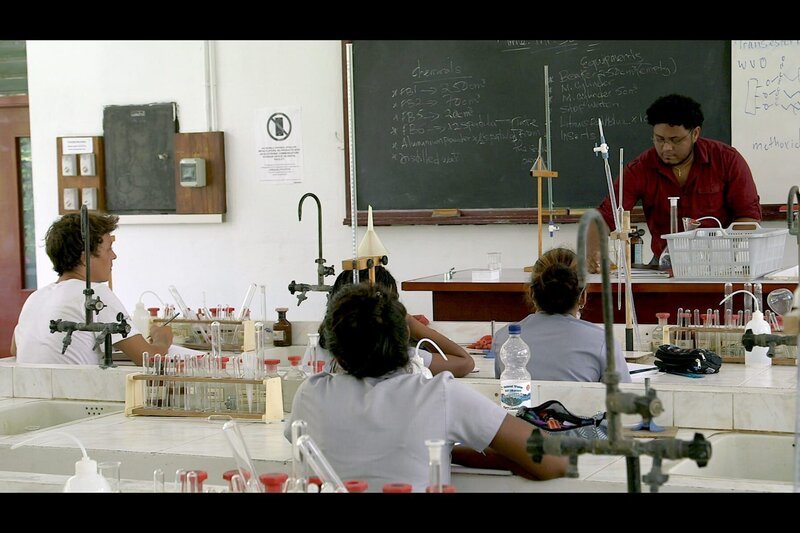 An der Universität der Seychellen erfährt Corentin von einem Dozenten für Chemie, wie man richtig guten Biodiesel herstellen kann. – Bild: Fl Concepts & Co.