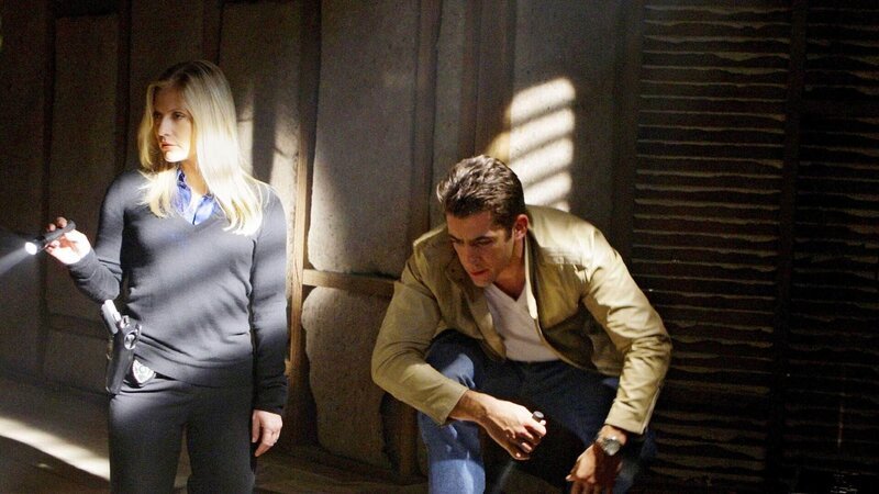 Calleigh (Emily Procter) und Ryan (Jonathan Togo) werden zu einem leer stehenden Haus gerufen, auf dessen Dachboden eine Leiche liegt. Als plötzlich auf sie geschossen wird, erkennen sie, dass sie in einer Falle sitzen … – Bild: RTL /​ CBS