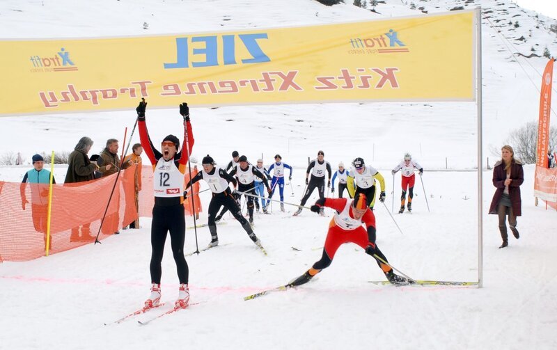 „Soko Kitzbühel“, „Kitz-Extrem.“ Bei einem Qualifikationsbewerb für den Triathlon um die „Kitz-X-Treme-Trophy“ verunglückt eine junge Sportlerin tödlich. Für die SOKO Kitzbühel stellt sich bald heraus, dass es kein Unfall, sondern Mord war. In ihrer Trinkflasche wird eine besonders hohe Konzentration eines Muskelrelaxans festgestellt. Während die Qualifikation auf ausdrücklichen Wunsch des Hauptsponsors weitergeführt wird, ermittelt die SOKO im inneren Kreis der Triathleten. Dazu gehören Konrad Schweiger, der Betreuer, der Extremsportler Roland Hagen, seine Schwester Silvia, Hagens Hauptkonkurrent Georg Merle und Nadine Herzog, eine frühere Freundin von Hagen. Ist Doping im Spiel oder gibt es doch ein ganz anderes Mordmotiv?Im Bild (v.li.): Nils Nellessen (Georg Merle), Leander Lichti (Roland Hagen). – Bild: ORF/​BEO-Film/​Bernd Schuller