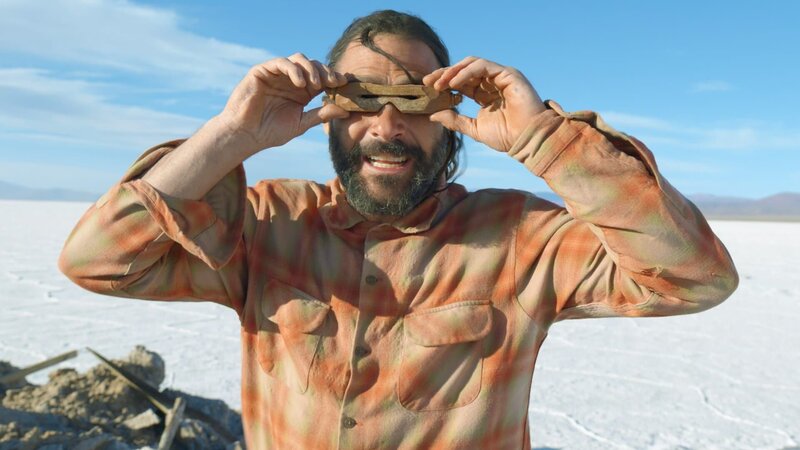 Hazen posiert mit einer geschnitzten Sonnenbrille. (National Geographic/​Ossie Bacon) – Bild: Ossie Bacon /​ National Geographic/​Ossie Bacon /​ National Geographic