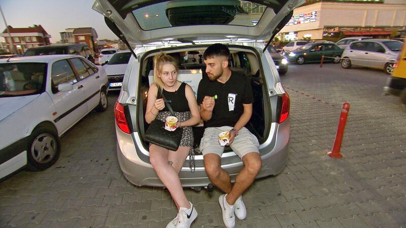 Loredana und Servet warten auf Neuigkeiten von der Behörde. Darf er zur Geburt nach Deutschland einreisen? – Bild: RTLZWEI