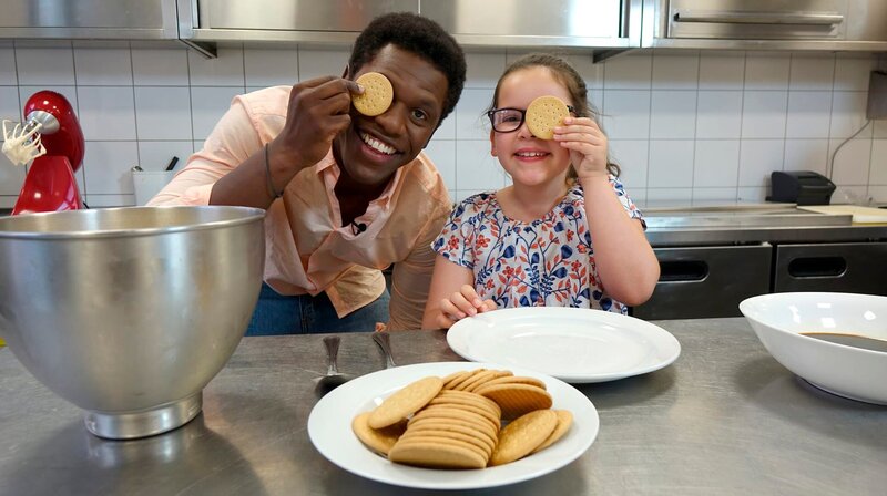 Marianna liebt Keks, hier mit Moderator Akeem van Flodrop. – Bild: WDR/​Claudia Bruder