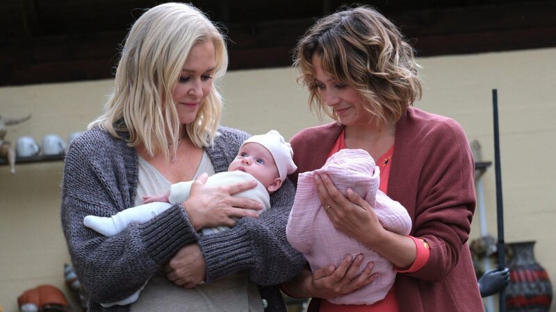 Lena Lorenz (Judith Hoersch, l.) versteht, warum es für Magali Bernbauer (Hanna Plaß, r.) ganz wichtig ist, auch ihr verstorbenes Baby noch einmal nach Hause zu holen. – Bild: ZDF und Jacqueline Krause-Burberg