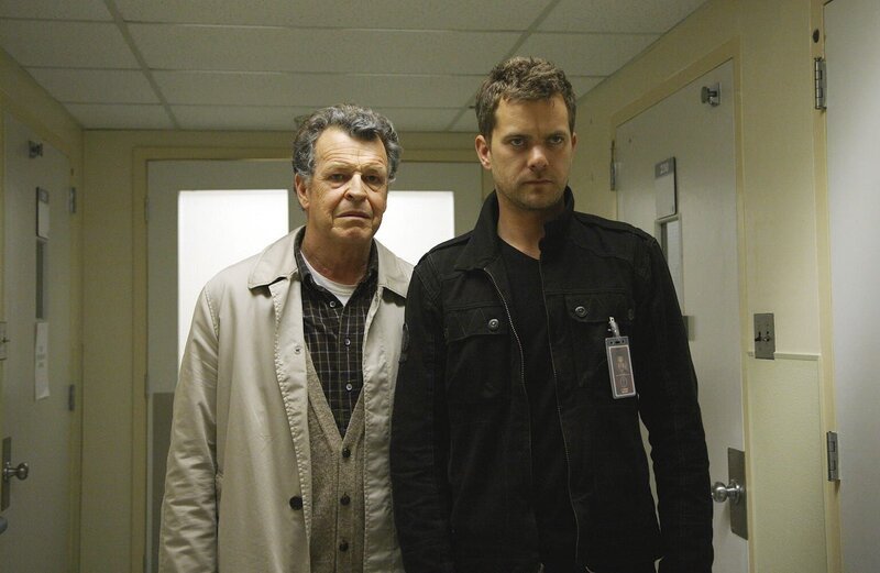 Während Walter (John Noble, l.) und Peter (Joshua Jackson, r.) herausfinden, dass ein Gestaltenwandler hinter Olivia her ist, reist Broyles nach Washington D.C., um eine Stilllegung der Fringe Division zu verhindern … – Bild: Warner TV Serie