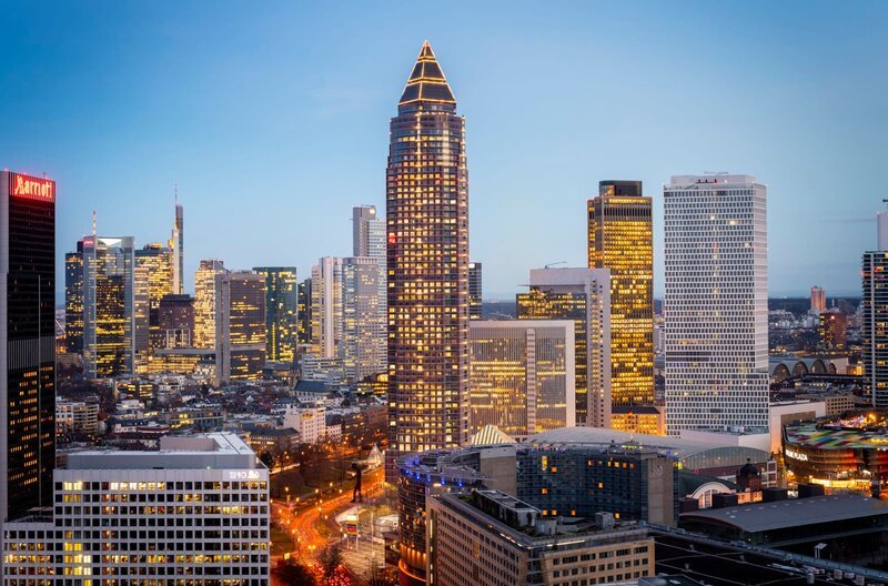 Der Messeturm, 265 Meter hoch und damit das zweithöchste Hochhaus in der EU, gilt ein bisschen als das Wahrzeichen der Frankfurter Skyline. – Bild: HR/​Henning Kreft