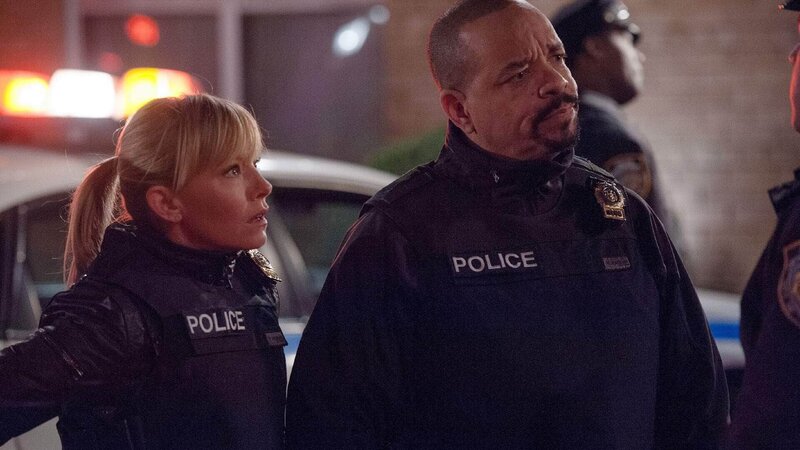 Als die Detectives Amanda Rollins (Kelli Giddish) und Odafin Tutuola (Ice-T) die anwesenden Prostituierten befragen, erfahren sie, dass offenbar deren Kollegin in das Auto des Amokläufers gestiegen ist … – Bild: TVNOW /​ Universal