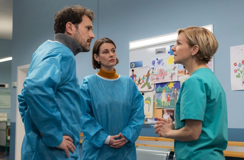 Prof. Dr. Maria Weber (Annett Renneberg, mi.) und Claas Staiger (Alexander Gier, li.) wollen wissen, warum Dr. Kathrin Globisch (Andrea Kathrin Loewig, re.) den Blinddarmdurchbruch bei Claas’ kleiner Tochter nicht eher erkannt hat. – Bild: MDR/​Saxonia Media/​Rudolf Wernicke