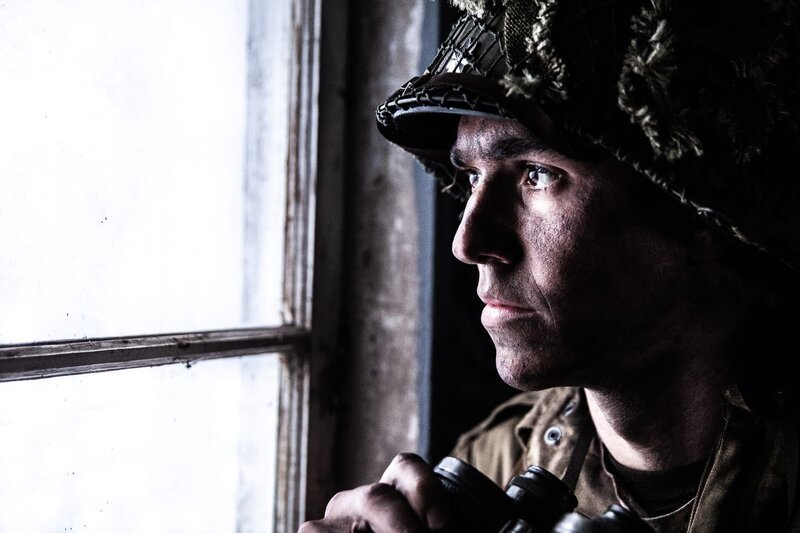 REENACTMENT – Oberstleutnant Robert Cole (Zachery Fiorido) beobachtet, wie seine Truppen ihren Gefechtsstand während eines deutschen Gegenangriffs verteidigen. – Bild: Holdout II Productions Inc./​Liam Herring