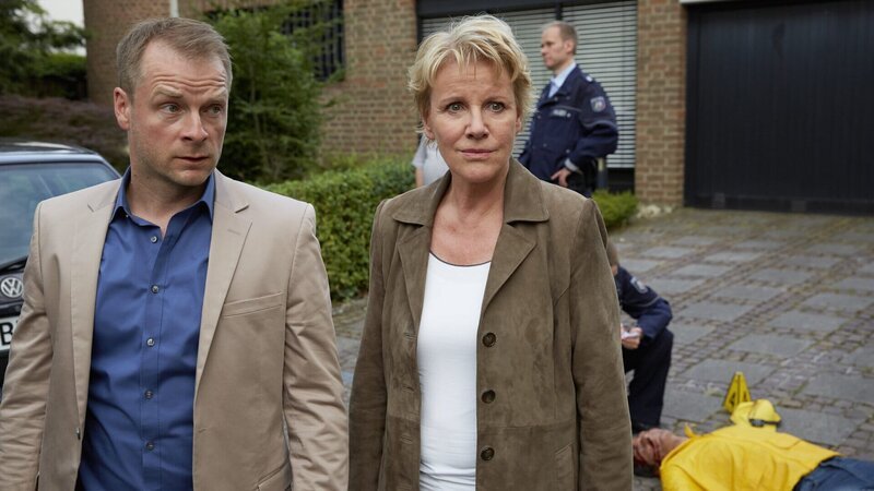 Marie (Mariele Millowitsch) und Simmel (Hinnerk Schönemann) am Tatort: Ein Fahrradkurier wurde erfasst und verunglückte tödlich. Ein Unfall? Oder steckt mehr dahinter? – Bild: ZDF und Guido Engels