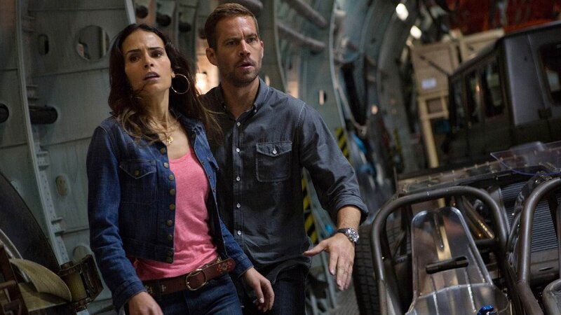 Brian (Paul Walker) hat sich mit Dom und Letty Zutritt zu Shaws Frachtflugzeug verschafft und kann Mia (Jordana Brewster) aus der Gewalt ihrer Entführer befreien. – Bild: TVNOW / Universal Pictures / Giles Keyte Brian (Paul Walker) hat sich mit Dom und Letty Zutritt zu Shaws Frachtflugzeug verschafft und kann Mia (Jordana Brewster) aus der Gewalt ihrer Entführer befreien. – Bild: TVNOW / Universal Pictures / Giles Keyte