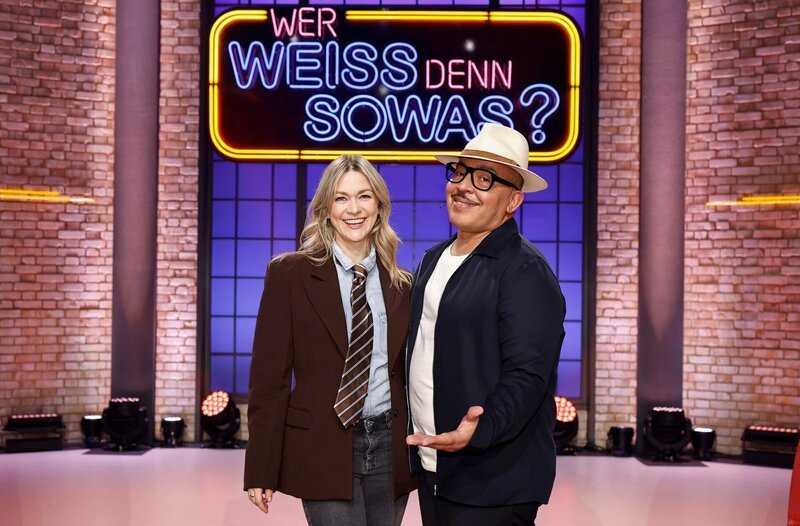 Moderator Kai Pflaume und seine Rateteam-Kapitäne Bernhard Hoëcker und Elton begrüßen in dieser Sendung die Sängerin Linda Hesse und den Sänger Lou Bega. – Bild: ARD/​Morris Mac Matzen