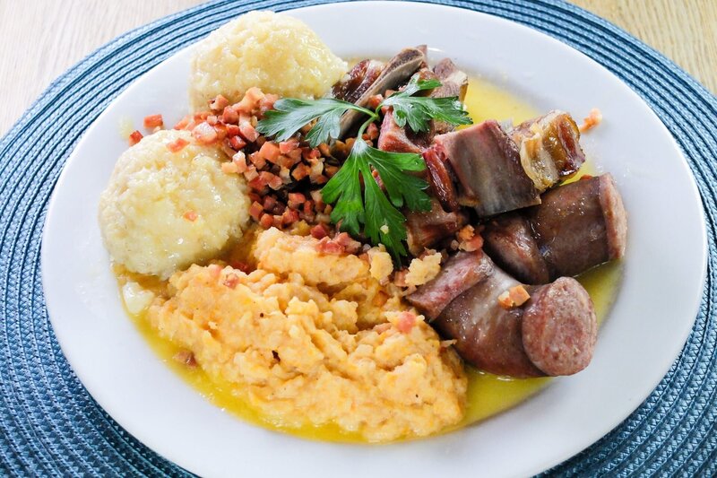 Ein Teller „Raspeballer“ aus Oslos ehrwürdigem Cafeteria-Restaurant „Kaffistova“. – Bild: ORF/​Warner/​The Travel Channel