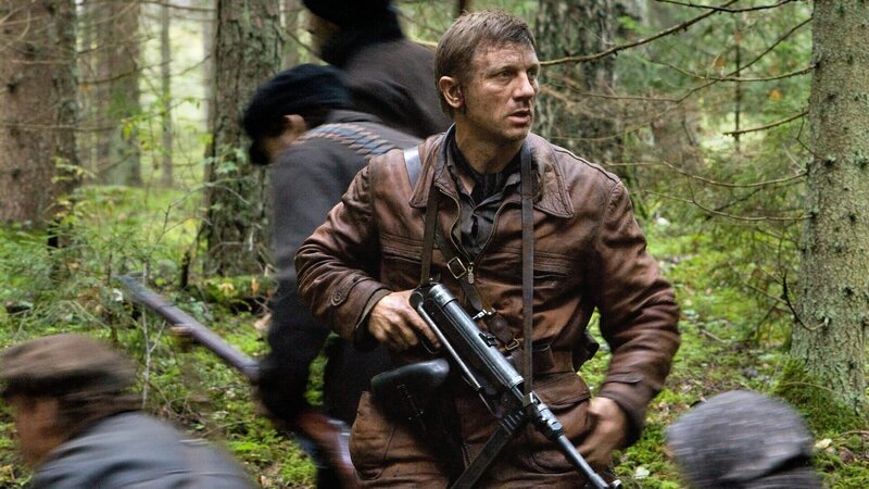 Plötzlich rücken kollaborierende Weißrussen (Komparsen) auf ihr Waldlager vor. Tuvia (Daniel Craig, M.) muss die Gruppe anführen, um gemeinsam einen sicheren Zufluchtsort zu finden. – Bild: ZDF und Constantin Film Plötzlich rücken kollaborierende Weißrussen (Komparsen) auf ihr Waldlager vor. Tuvia (Daniel Craig, M.) muss die Gruppe anführen, um gemeinsam einen sicheren Zufluchtsort zu finden. – Bild: ZDF und Constantin Film