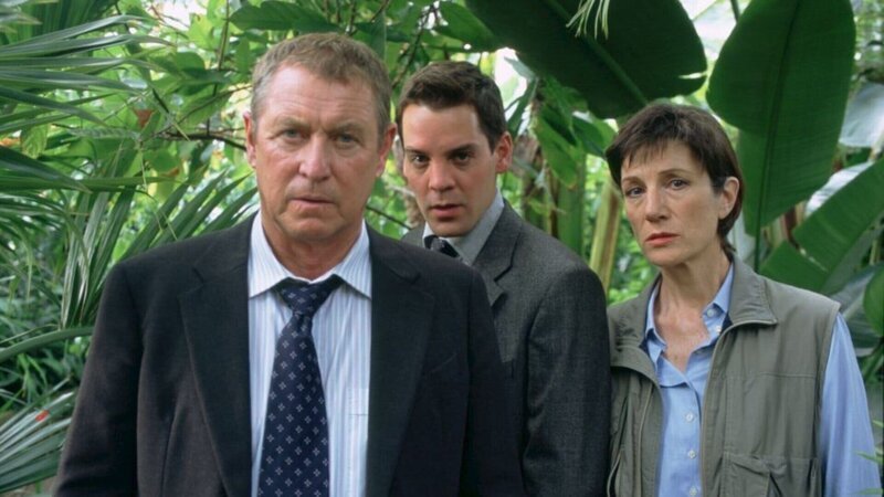 DCI Tom Barnaby (John Nettles, l.), DS Dan Scott (John Hopkins, M.) und Prof. Margaret Winstanley (Harriet Walter, r.). – Bild: ZDF und All3Media