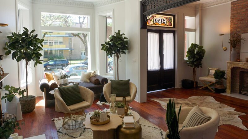 Interior shot of the enclosed front porch. Walls were made of just wood planks for a cabin feel, a new arched door was installed, and dark tile to add to the look. After 6, as seen on Windy City Rehab, Season 4. – Bild: Warner Bros. Discovery, Inc. or its subsidiaries and affiliates.
