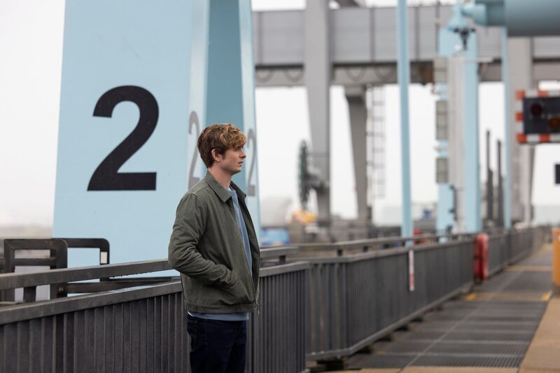 Auf der Brücke kommen Alex (Otto Farrant) Zweifel: Ist es eine Falle? Will man ihn zum Schweigen bringen? – Bild: ZDF und Joss Barratt