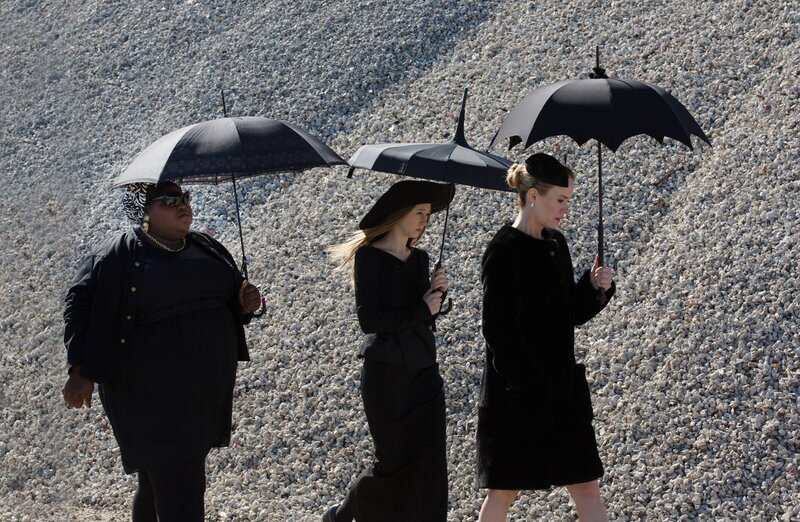 Für Queenie (Gabourey Sidibe, l.), Zoe (Taissa Farmiga, M.) und Cordelia (Sarah Paulson, r.) ändert sich ihr Dasein als Hexen ganz plötzlich … – Bild: Fox