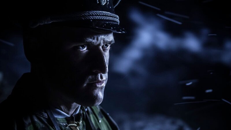 REENACTMENT – SS-Sturmbannführer Max Hansen (gespielt von Jesse Irving). – Bild: Sean F. White /​ Holdout II Productions Inc.