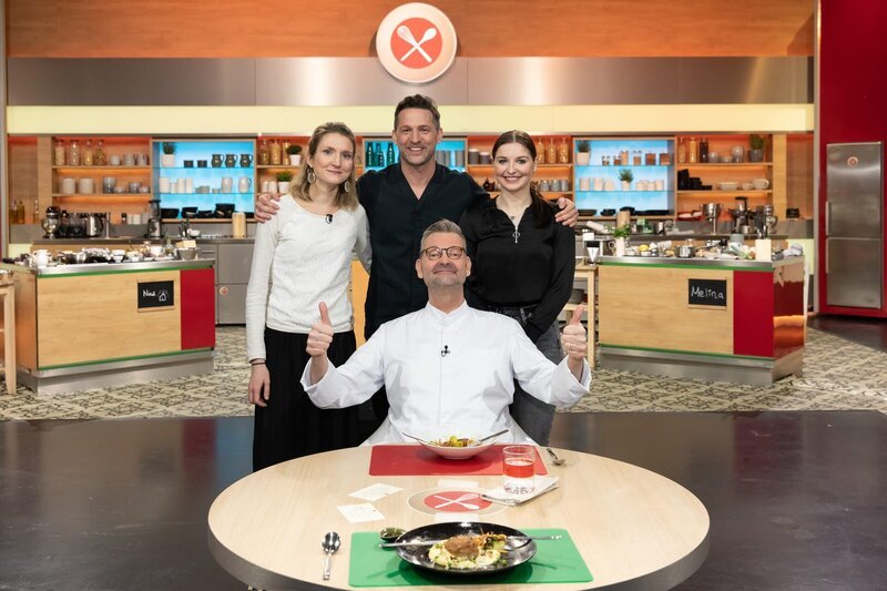 Von links: Nina Drenkelforth, Moderator Alexander Kumptner, Juror Thomas Martin und Melina Gross – Bild: ZDF und Lisa Krechting