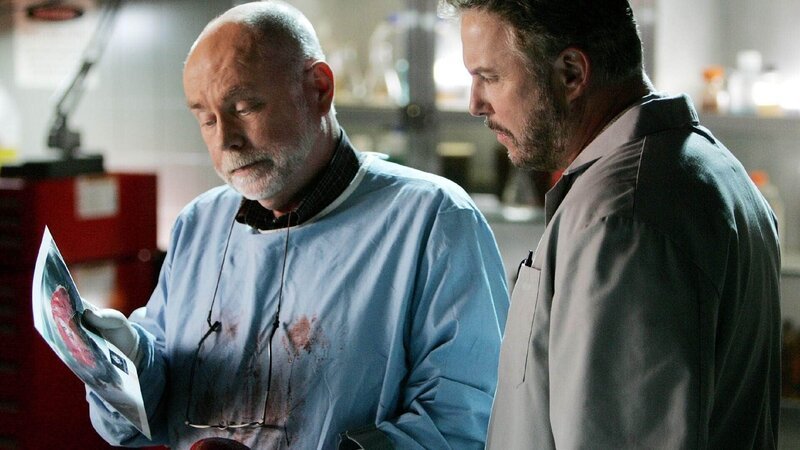 Dr. Robbins (Robert David Hall) erläutert Gil Grissom (William Petersen) seine Untersuchungsergebnisse. Bringt das die Ermittler auf eine neue Spur, die zu dem Serienkiller führt? – Bild: RTL /​ CBS