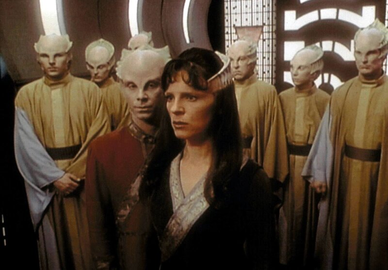 Delenn (Mira Furlan, vorne) und ihr Assistent (Bill Mumy) sind zu Verhandlungen auf einem der großen Schiffe der Minbari eingetroffen. – Bild: ProSieben Media AG