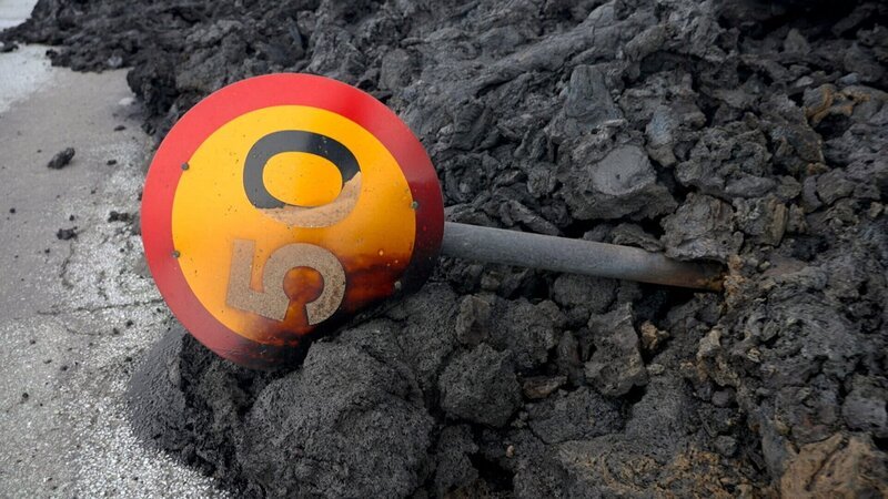 Strassenschild in Lava – Bild: SRF