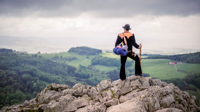 Auf der Walz: Drei Jahre und ein Tag – solange dauert eine der größten Abenteuerreisen. Schreiner Phillipp (21) aus Sachsen-Anhalt ist schon seit über zwei Jahren auf Wanderschaft. – Bild: ZDF und Maximilian von Lachner