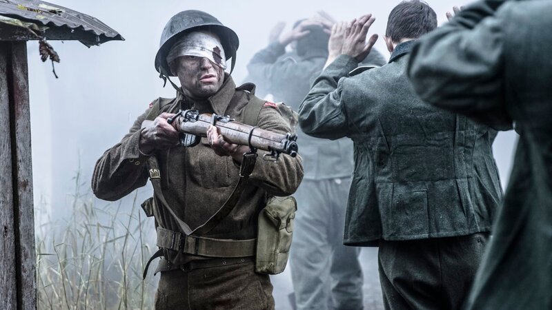 REENACTMENT – Ein britischer Soldat (gespielt von Gavin Marck) nimmt deutsche Gefangene. – Bild: Sean F. White /​ Holdout II Productions Inc.