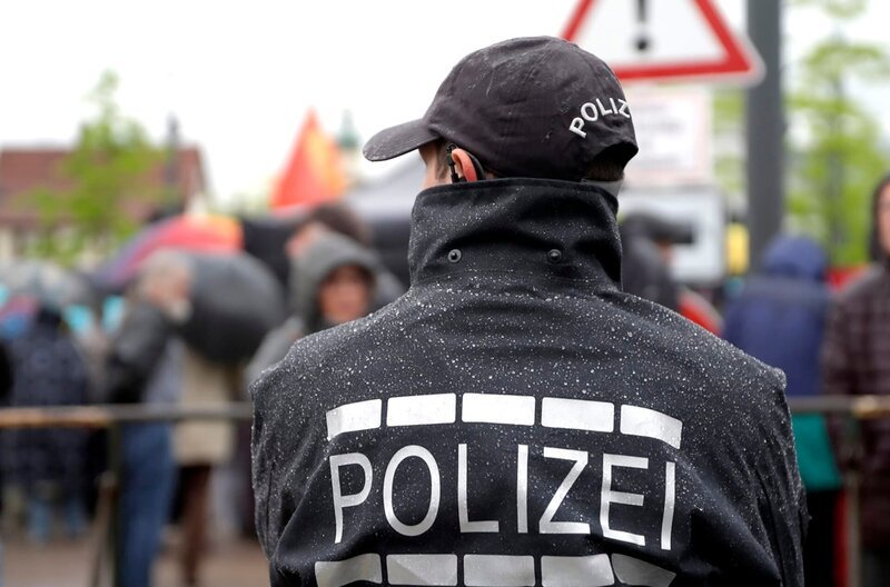 Polizeibeamter im Einsatz – Bild: SWR/Elbmotion Filmproduktion/Felix Korfmann Polizeibeamter im Einsatz – Bild: SWR/Elbmotion Filmproduktion/Felix Korfmann