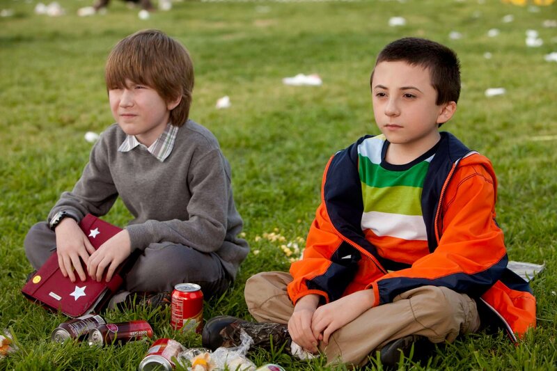 Weil der eigentliche Muttertag eine Katastrophe war, plant Familie Heck einen zweiten Muttertag für Frankie, genau an dem Tag, an dem Brick (Atticus Shaffer, r.) mit seinem Freund Arlo (Nick Shafer, l.) zum Spielen verabredet war … – Bild: HBOH