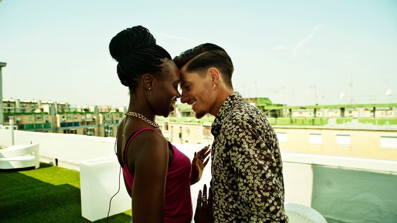 Azmera (Liana Balogun) und O’ Zingariello (Gianluca Di Gennaro) – Bild: AXN Black