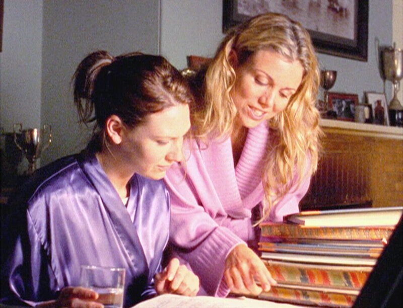 Jasmine (Anna Torv, l.) und Tess (Bridie Carter) lesen die alten Tagebücher von Drover’s Run. Können sie die Familiengeheimnisse der McLeods lüften? – Bild: RTL /​ Southern Star/​NL