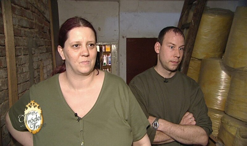 Oma Christa muss für ihr Einfamilienhaus noch eine Hypothek abbezahlen. Dabei bewohnt sie selbst nur eine kleine Dachkammer. Der Rest des Hauses wird von ihrer Familie mit Beschlag belegt, doch Miete wird keine gezahlt. Trödelexperte Otto Schulte muss hier erst einmal ein wenig Ruhe in die Familie bringen, bevor er sich ans Trödeln machen kann. – Bild: RTL Zwei