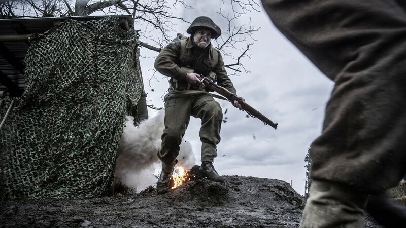 REENACTMENT – Ein kanadischer Soldat flieht vor einer Explosion. Darsteller: Harrison Macdonald. – Bild: Holdout II Productions Inc./​Sean F. White