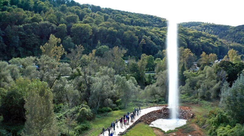 Der Geysir Andernach ist mit etwa 50 bis 60 Metern Auswurfhöhe der höchste Kaltwassergeysir der Erde. – Bild: WDR/2Pilots Filmproduktion GmbH Der Geysir Andernach ist mit etwa 50 bis 60 Metern Auswurfhöhe der höchste Kaltwassergeysir der Erde. – Bild: WDR/2Pilots Filmproduktion GmbH