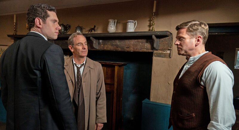 (v.l.n.r.) Will Davenport (Tom Brittney), Geordie Keating (Robson Green), Frank Martin (Adam Astill) – Bild: WDR/​Kudos/​ITV/​Masterpiece