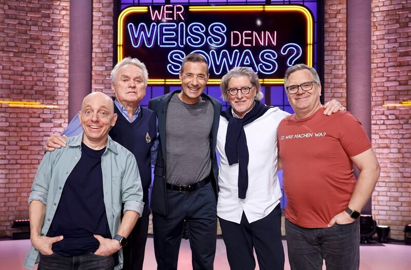 Moderator Kai Pflaume und seine Rateteam-Kapitäne Bernhard Hoëcker und Elton begrüßen in dieser Sendung den ehemaligen Fußballtorhüter und Torwarttrainer Sepp Maier und den ehemaligen Torhüter Toni Schumacher. – Bild: ARD/​Morris Mac Matzen