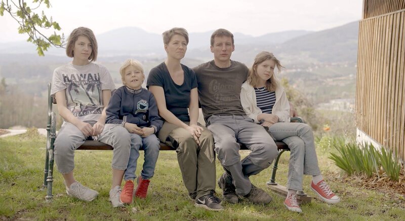 Matthias Weingarten mit Frau Eva und den drei Kindern. – Bild: ORF/Neulandfilm / ZDF und ORF/Neulandfilm Matthias Weingarten mit Frau Eva und den drei Kindern. – Bild: ORF/Neulandfilm / ZDF und ORF/Neulandfilm
