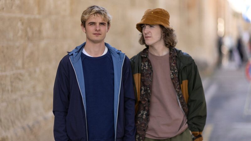 Alex (Otto Farrant, l.) und Tom (Brenock O’Connor, r.) wagen eine riskante Konfrontation – sie suchen Mrs. Rothman auf. – Bild: ZDF und Andrew Gauci Attard