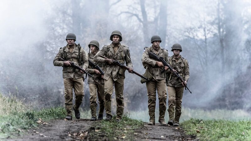 REAKTION – 2nd Lt. Baker führt die A-Kompanie des 473rd Infantry Regimentes. Die Schauspieler von links nach rechts: Gavin Marck, Alessandro Pekin, Dominic Greyson, Nathan Plumite, und Harrison Macdonald. – Bild: The National Geographic Channel.