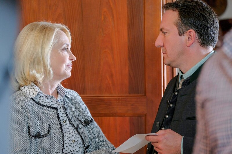 Zwischen den ehemaligen Verbündeten Gisela Hofstetter (Gisela Schneeberger) und Dr. Erich Maxlhuber (Robert Palfrader) ist ein erbitterter Kampf ausgebrochen. Doch wer behält die Oberhand? – Bild: ORF