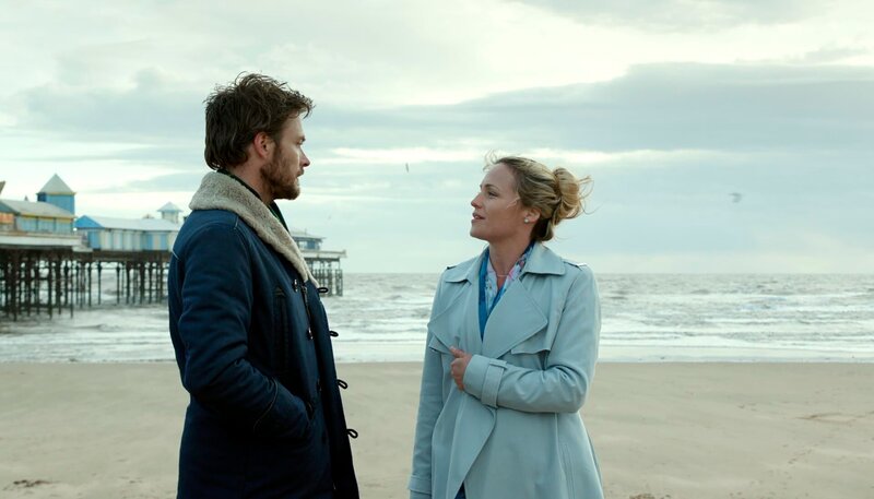 John Burton (Andreas Pietschmann) hat die untergetauchte Liza Stanfort (Helen Latham) ausfindigt gemacht und fragt sie, warum sie sich versteckt hält. – Bild: ARD Degeto/​UFA/​Wolfgang Aichholzer