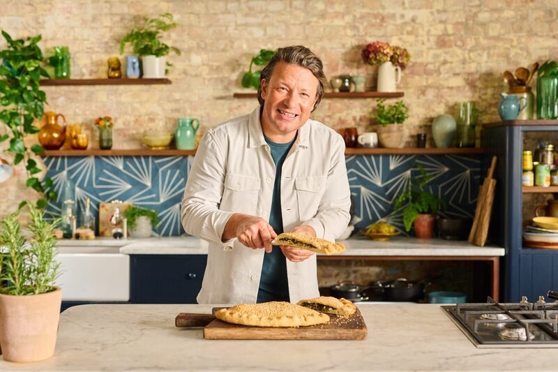 Jamie Oliver mit einer Spinat-Feta-Pastete. – Bild: ORF/​Fremantle/​Jamie Oliver Enterprises Ltd/​Paul Stuart