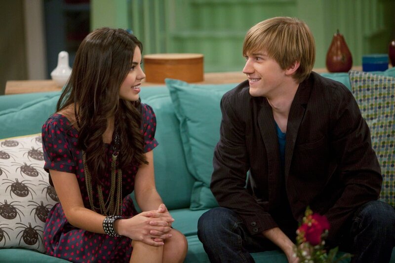 PJ (Jason Dolley) und Skyler (Samantha Boscarino) treffen sich zu ihrem ersten offiziellen Date. – Bild: Disney